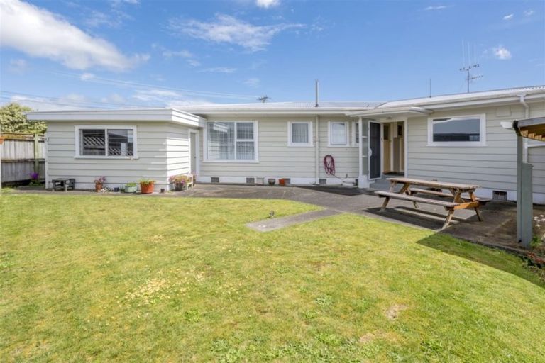 Photo of property in 98 Bartholomew Road, Levin, 5510