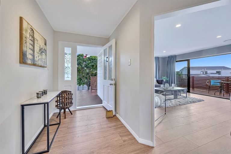 Photo of property in 11 Raphael Place, West Harbour, Auckland, 0618