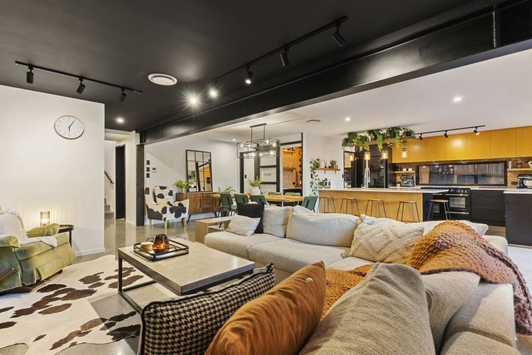 Photo of property in 172 Bleakhouse Road, Mellons Bay, Auckland, 2014