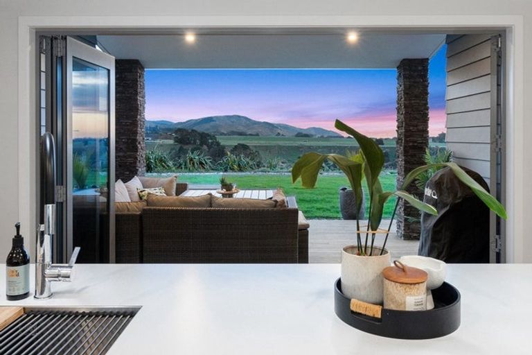 Photo of property in 22 Cyprus Place, Fitzherbert, Palmerston North, 4410