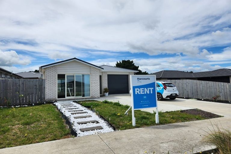 Photo of property in 30 Opouatu Avenue, Glenbrook, 2681