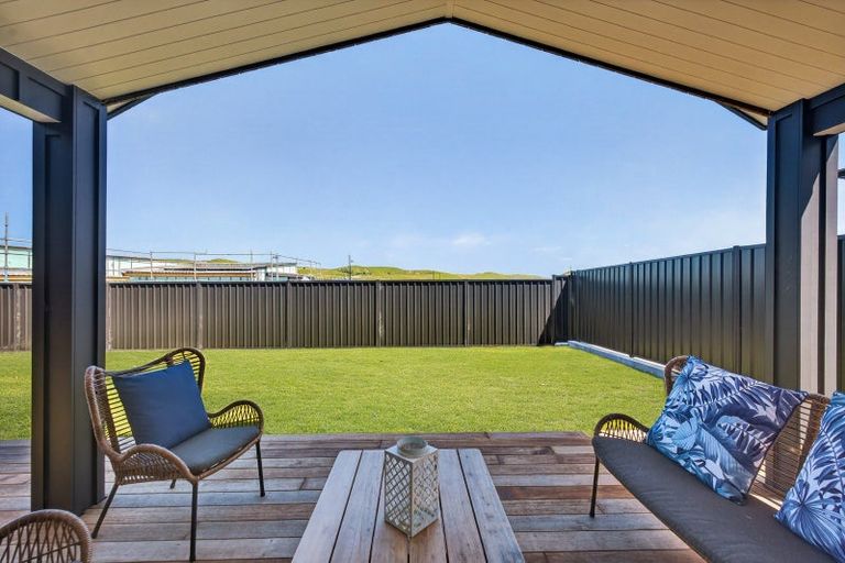 Photo of property in 14 Annie Aranui Drive, Poraiti, 4182