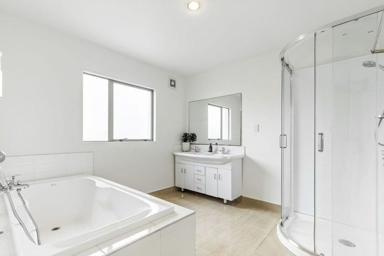 Photo of property in 80c Golf Road, New Lynn, Auckland, 0600