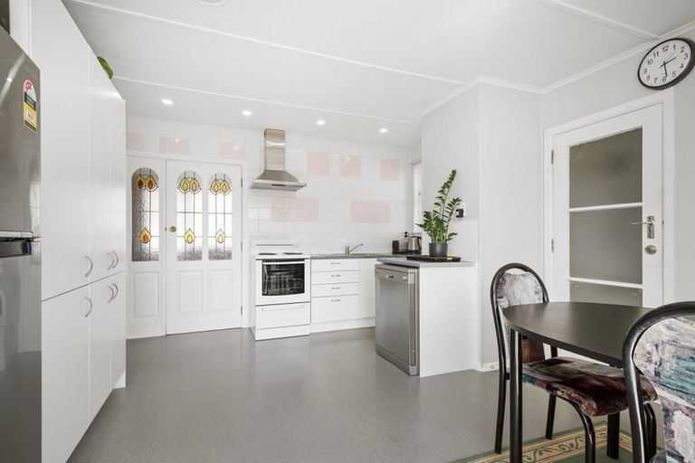 Photo of property in 5 Cara Crescent, Paparangi, Wellington, 6037