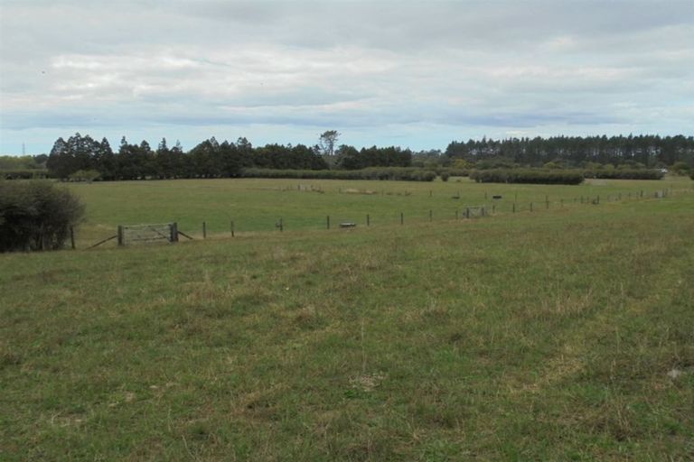 Photo of property in 691 Waitakere Road, Kumeu, 0891