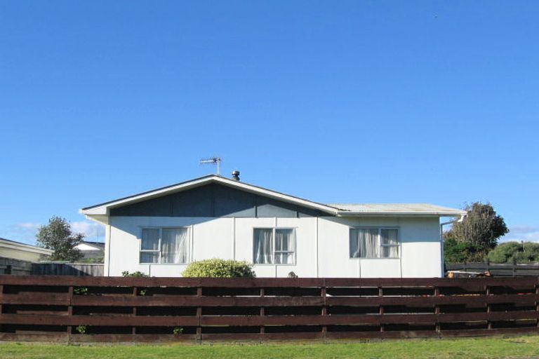 Photo of property in 46 Norfolk Crescent, Otaki Beach, Otaki, 5512