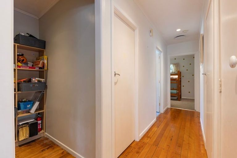 Photo of property in 25 Taipari Road, Te Atatu Peninsula, Auckland, 0610