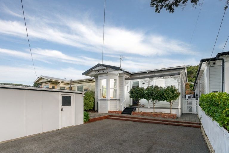 Photo of property in 56 Derwent Street, Island Bay, Wellington, 6023