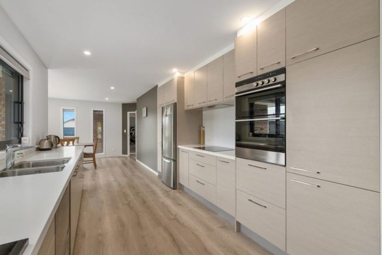 Photo of property in 33 Kingfisher Crescent, Albert Town, Wanaka, 9305