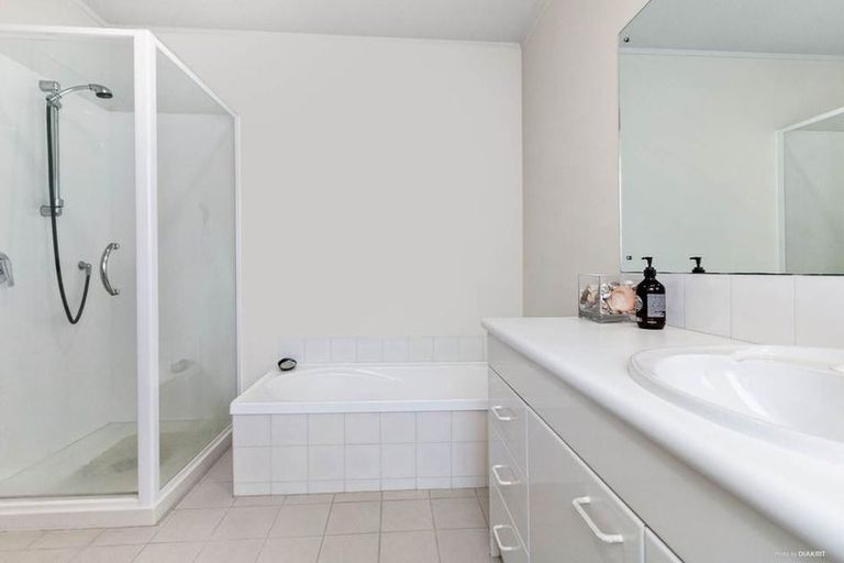 Photo of property in 1/19 Driscoll Place, Farm Cove, Auckland, 2010