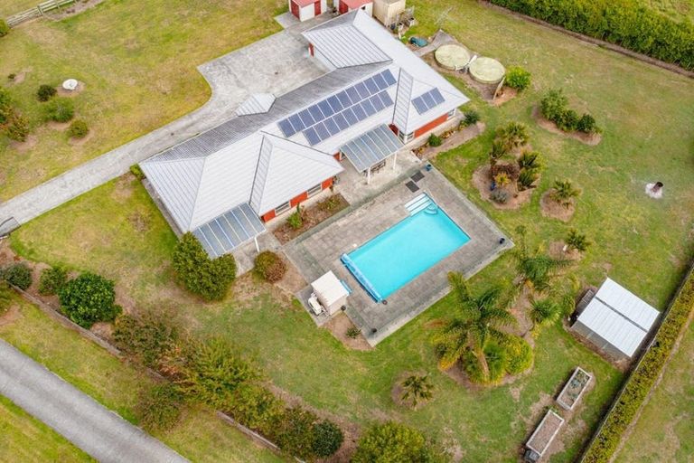 Photo of property in 42 Farrand Road, Kumeu, 0891