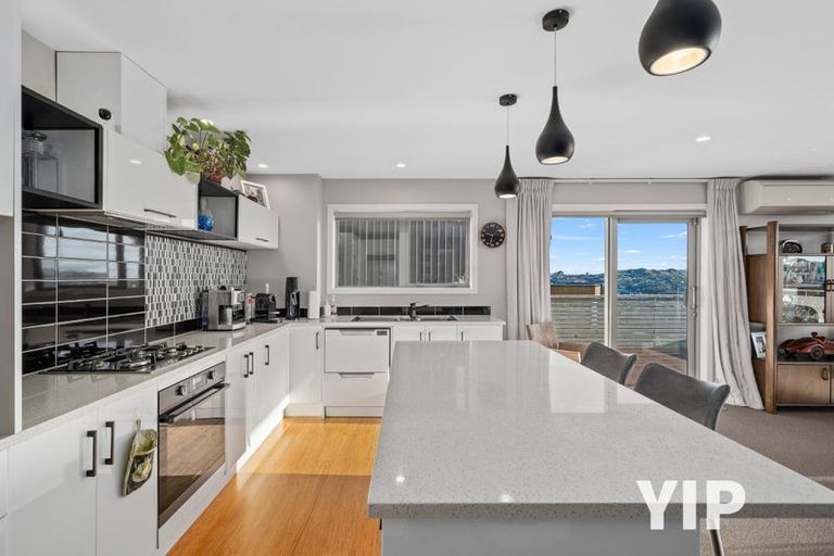 Photo of property in 5 Spitfire Place, Newlands, Wellington, 6037