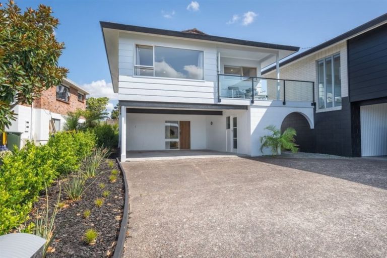 Photo of property in 2/50 Seaview Road, Castor Bay, Auckland, 0620