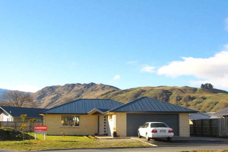Photo of property in 16 Ada Place, Lake Hayes, Queenstown, 9304