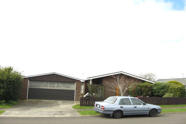 Photo of property in 11 John Guthrie Place, Merrilands, New Plymouth, 4312