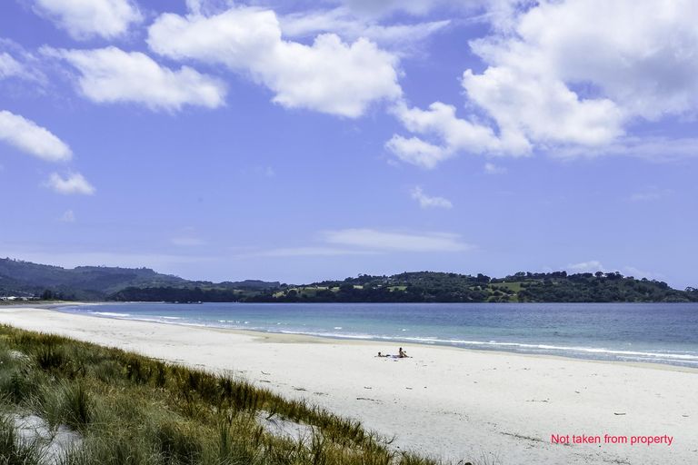 Photo of property in 20 Taumata Road, Omaha, 0986