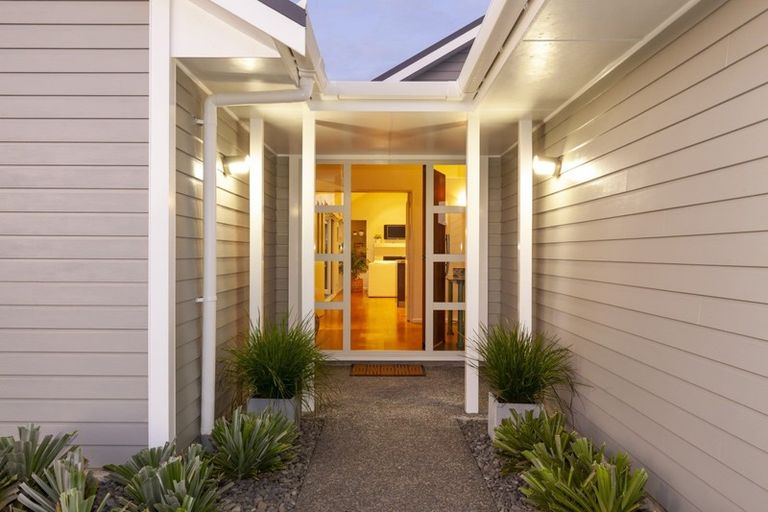 Photo of property in 37 Consort Close, Paraparaumu Beach, Paraparaumu, 5032