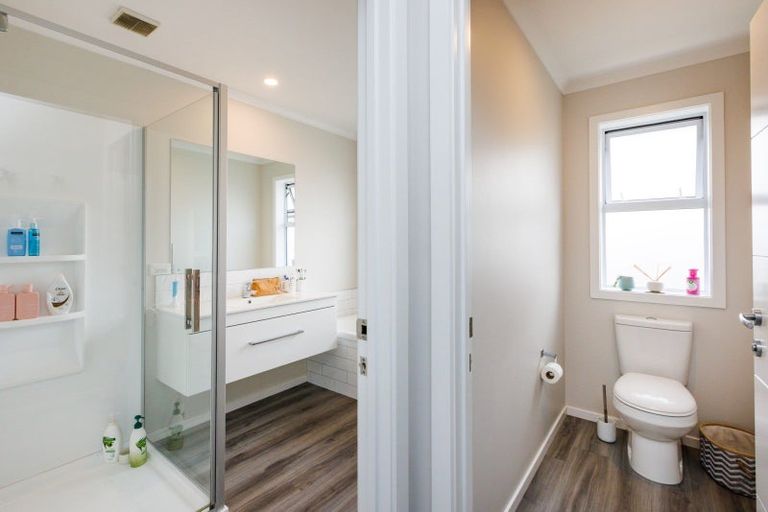 Photo of property in 120 Johnstone Drive, Fitzherbert, Palmerston North, 4410