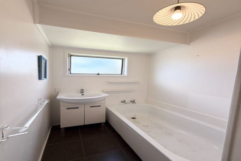 Photo of property in 2/856 East Coast Road, Northcross, Auckland, 0630