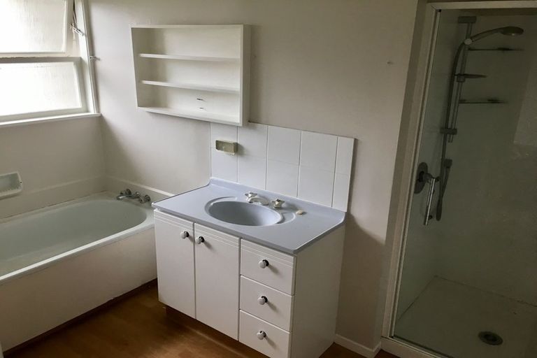 Photo of property in 11 Tupaki Place, Pakuranga Heights, Auckland, 2010