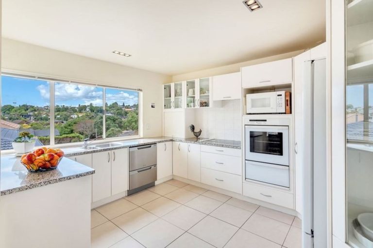 Photo of property in 17 Crestview Place, Browns Bay, Auckland, 0630