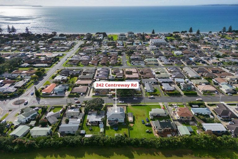 Photo of property in 242 Centreway Road, Orewa, 0931