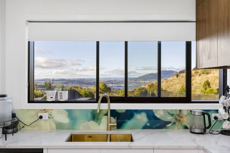 Photo of property in 5 Grandview Lane, Acacia Bay, 3385