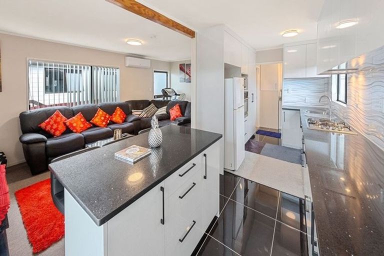 Photo of property in 2/24 Norrie Smith Avenue, Flat Bush, Auckland, 2023