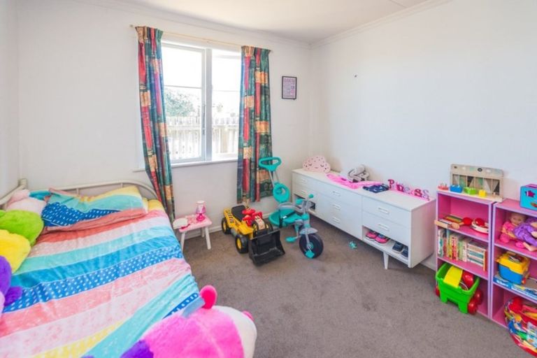 Photo of property in 5 Karewa Street, Castlecliff, Whanganui, 4501