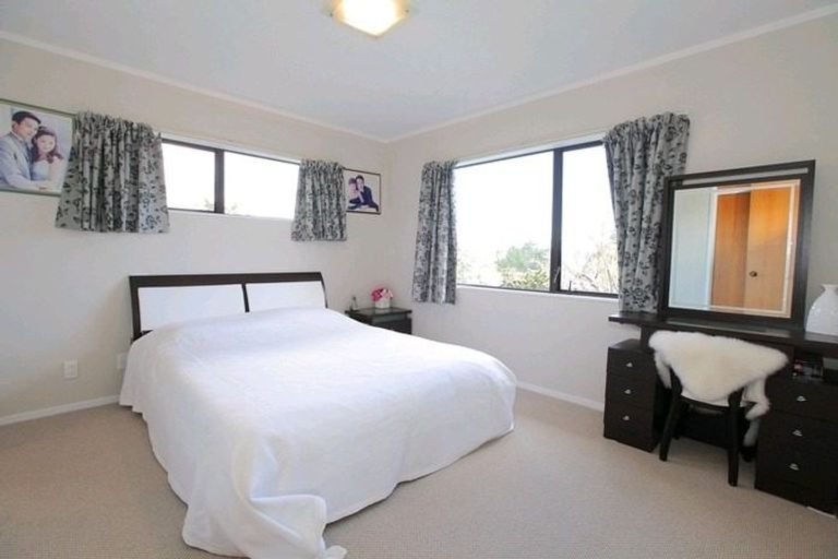Photo of property in 18 Pinewood Grove, Botany Downs, Auckland, 2010