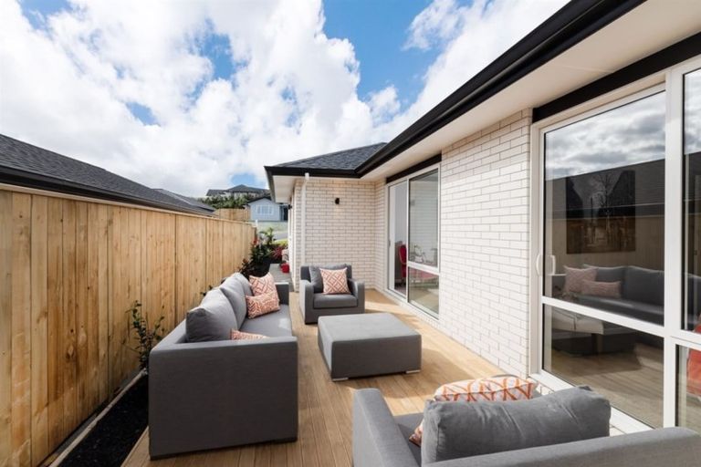 Photo of property in 17 Boocock Crescent, Orewa, 0931