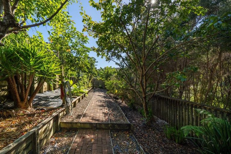 Photo of property in 5 Bintulu Place, Fairview Heights, Auckland, 0632