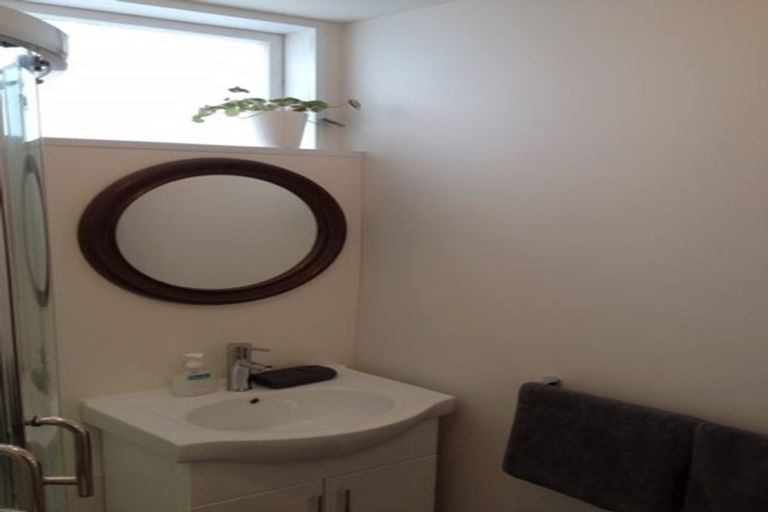 Photo of property in 17 Howard Road, Northcote, Auckland, 0627