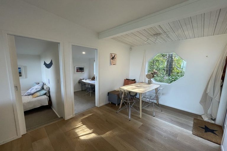 Photo of property in 60 Kauri Point Road, Laingholm, Auckland, 0604