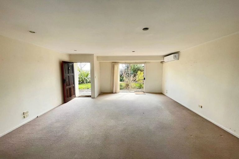 Photo of property in 1 Graham Collins Drive, Windsor Park, Auckland, 0632