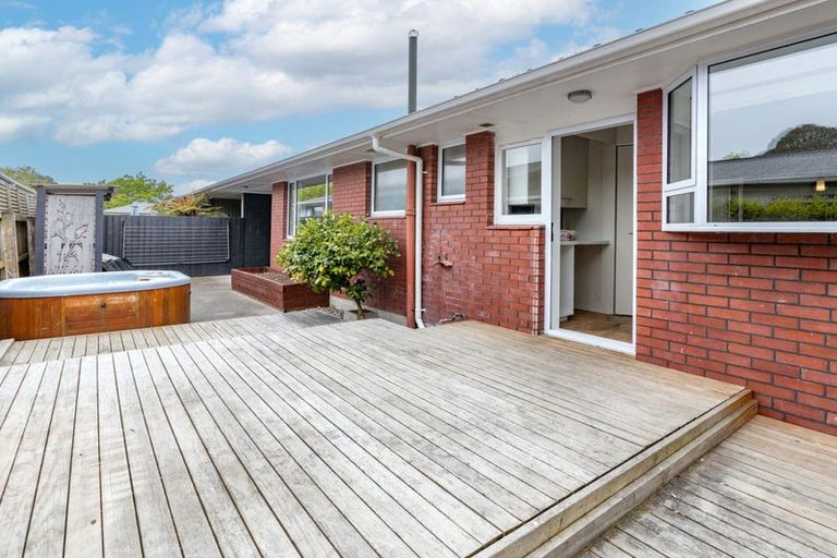 Photo of property in 328 Memorial Avenue, Burnside, Christchurch, 8053