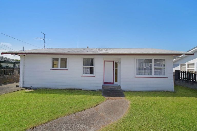 Photo of property in 71 Seaview Road, Glenfield, Auckland, 0629