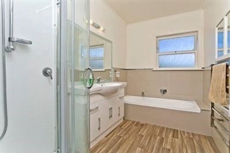 Photo of property in 223 Beach Haven Road, Beach Haven, Auckland, 0626