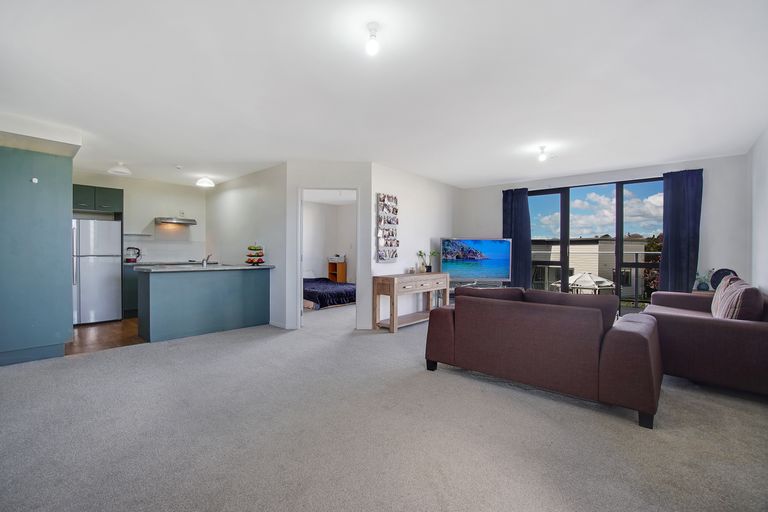 Photo of property in 68 Mountain Road, Henderson Valley, Auckland, 0612