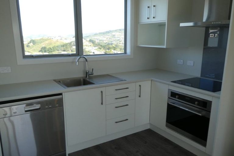 Photo of property in 20a Chetwode Grove, Newlands, Wellington, 6037