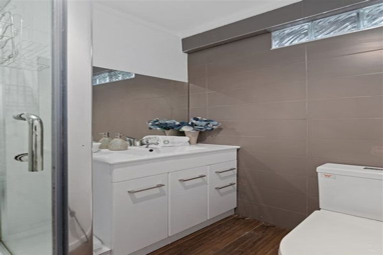 Photo of property in 2/36 Greendale Spur, Glenfield, Auckland, 0629