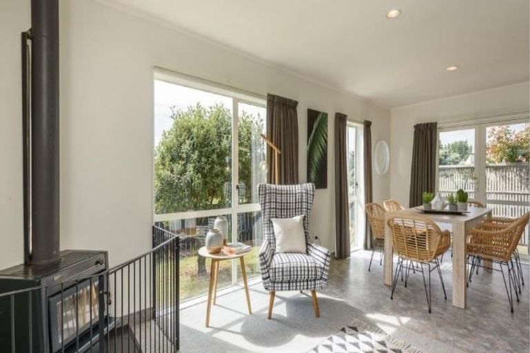 Photo of property in 32 Rutherford Drive, Waikanae Beach, Waikanae, 5036