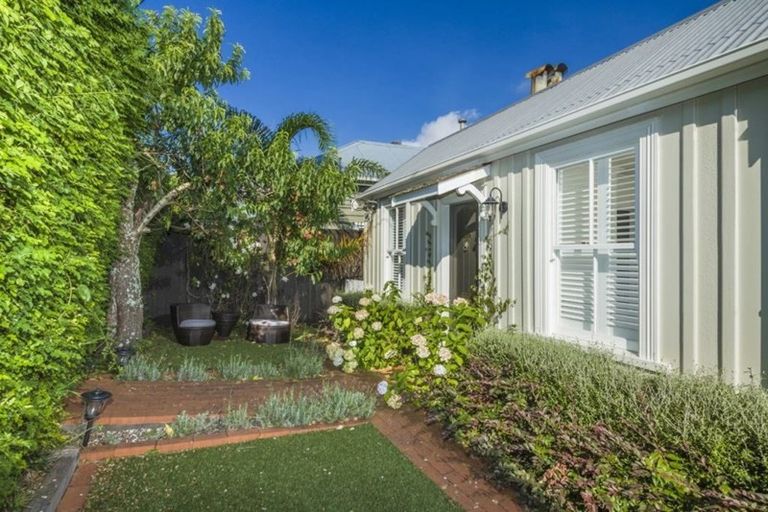 Photo of property in 17 Albert Road, Kelston, Auckland, 0602