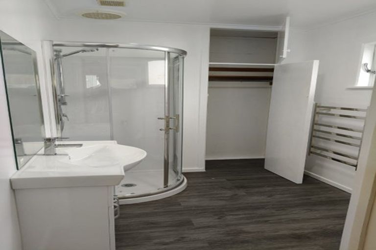 Photo of property in 9 Wakeling Avenue, Te Atatu South, Auckland, 0610