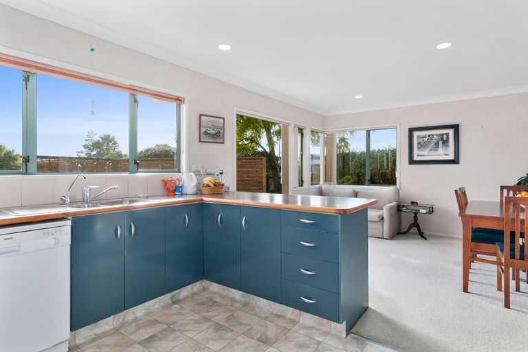 Photo of property in 10 Meadowviews Drive, Welcome Bay, Tauranga, 3112