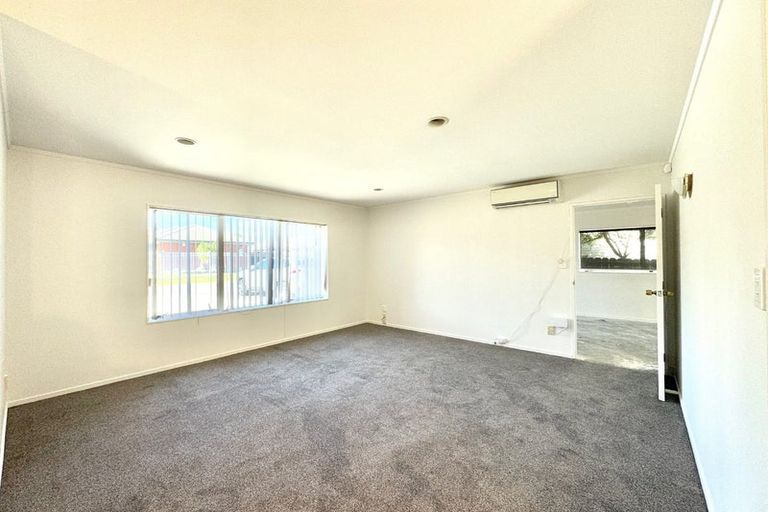 Photo of property in 17 Horlicks Place, Randwick Park, Auckland, 2105