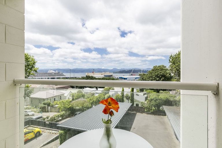 Photo of property in Grosvenor Flats, 19 Cottleville Terrace, Thorndon, Wellington, 6011