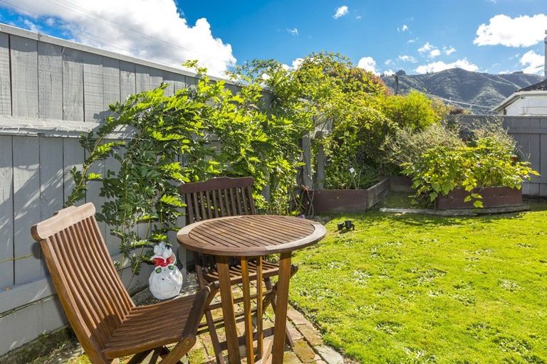Photo of property in 2 Oxford Crescent, Ebdentown, Upper Hutt, 5018