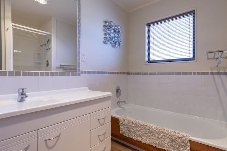 Photo of property in 5 Kempton Place, Richmond Heights, Taupo, 3330