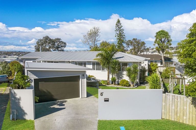 Photo of property in 5 Ngatoa Place, Glenfield, Auckland, 0629